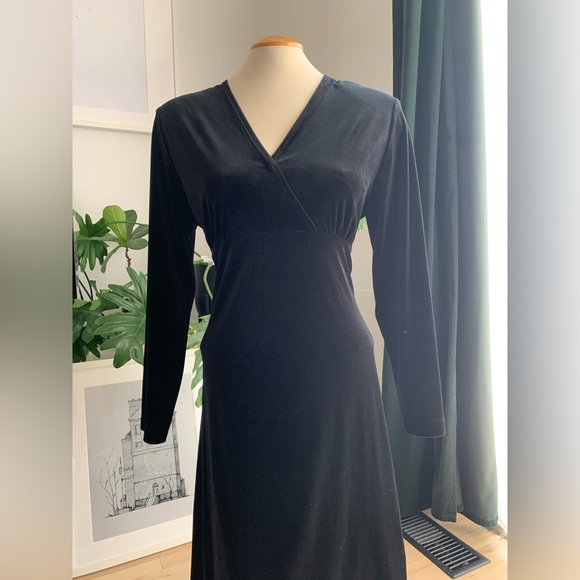 VINTAGE - Black Velvet Dress - Picture 3 of 11